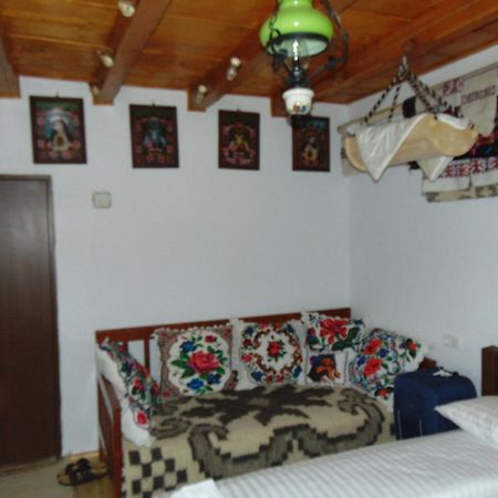 Casutele Din Moisei Hotel Buitenkant foto