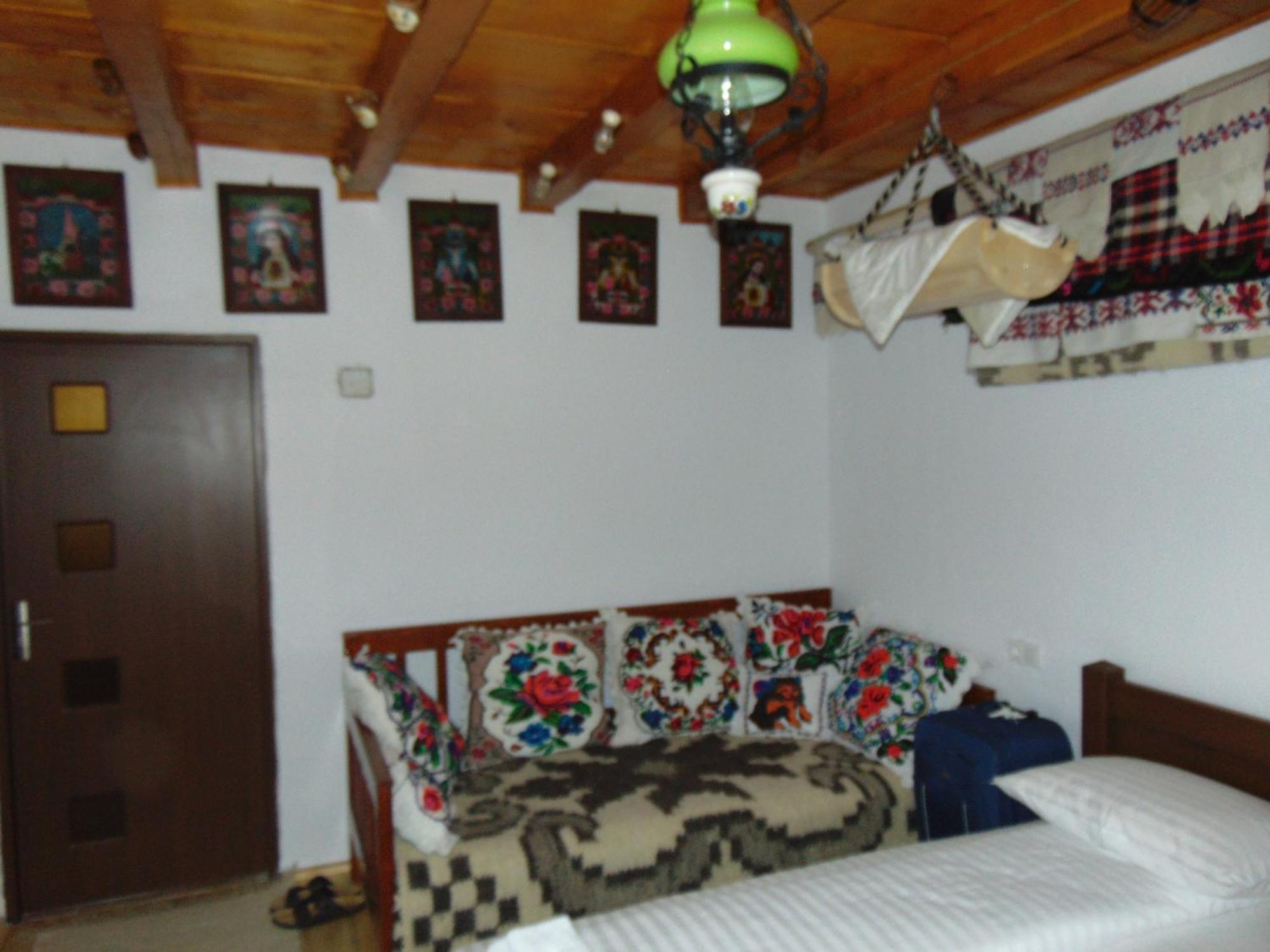 Casutele Din Moisei Hotel Buitenkant foto