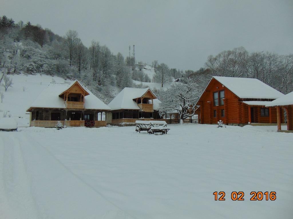 Casutele Din Moisei Hotel Buitenkant foto