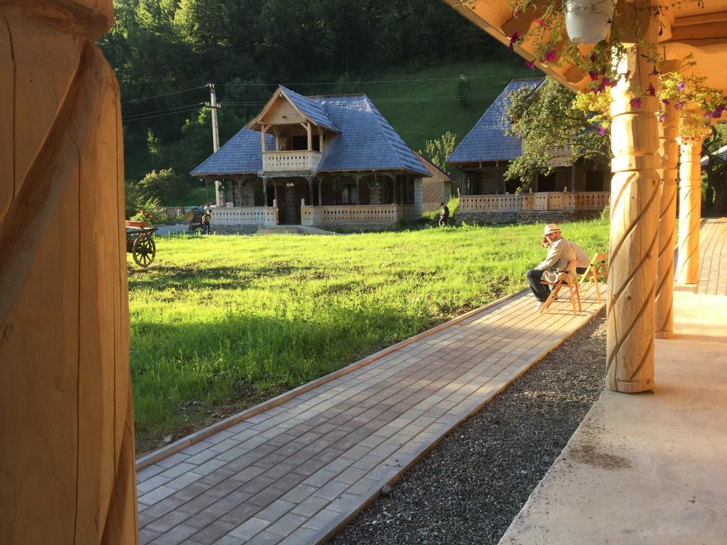 Casutele Din Moisei Hotel Buitenkant foto