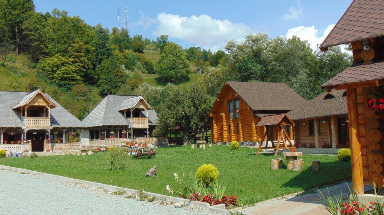 Casutele Din Moisei Hotel Buitenkant foto