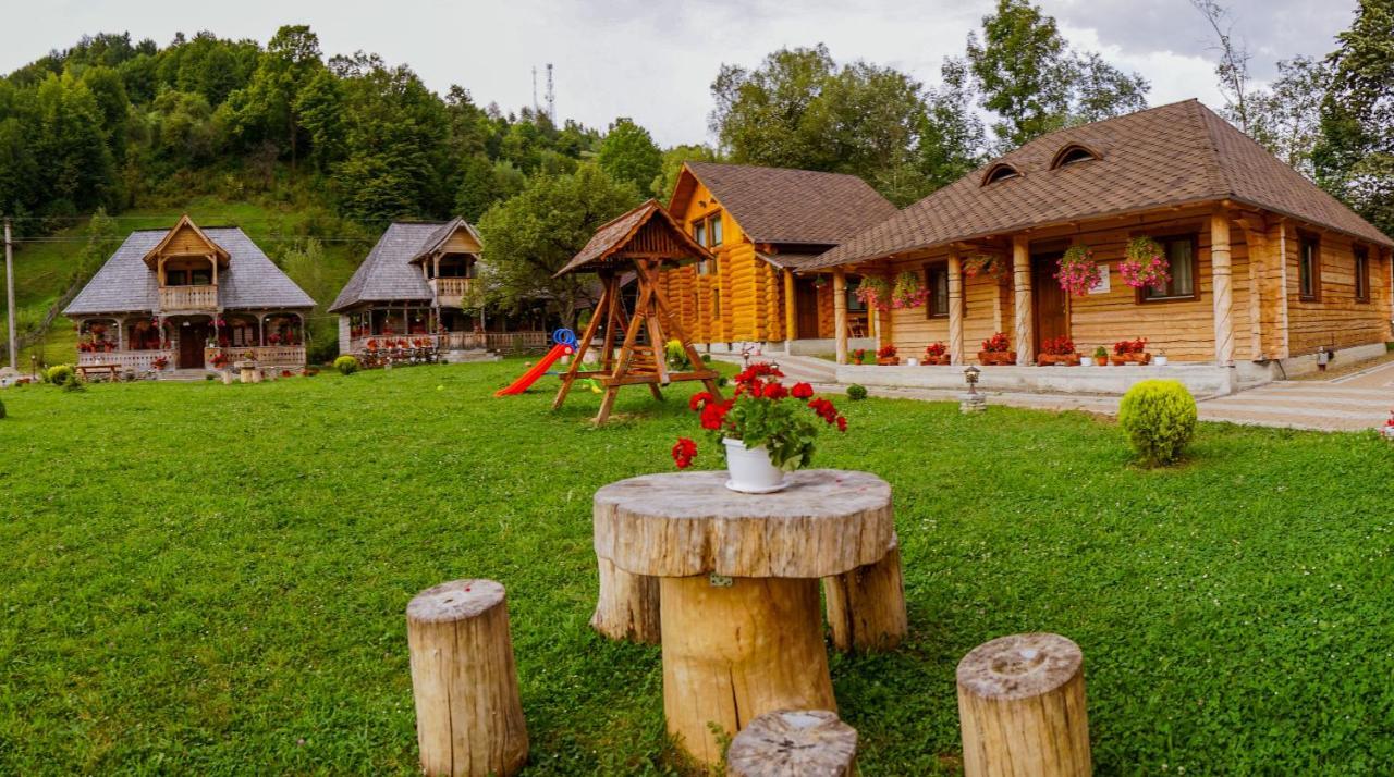 Casutele Din Moisei Hotel Buitenkant foto
