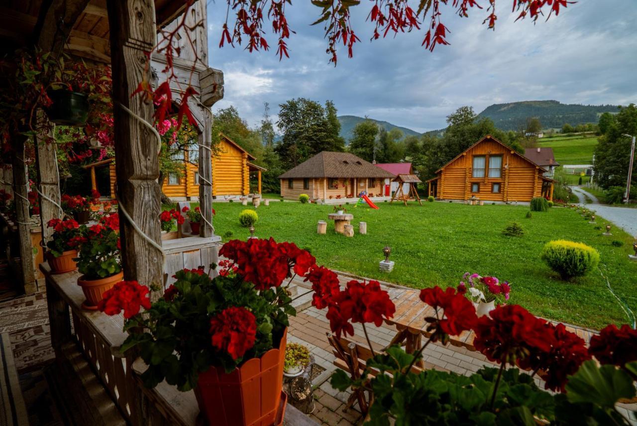 Casutele Din Moisei Hotel Buitenkant foto