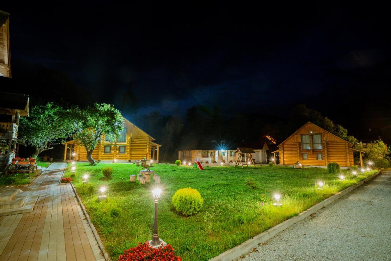 Casutele Din Moisei Hotel Buitenkant foto