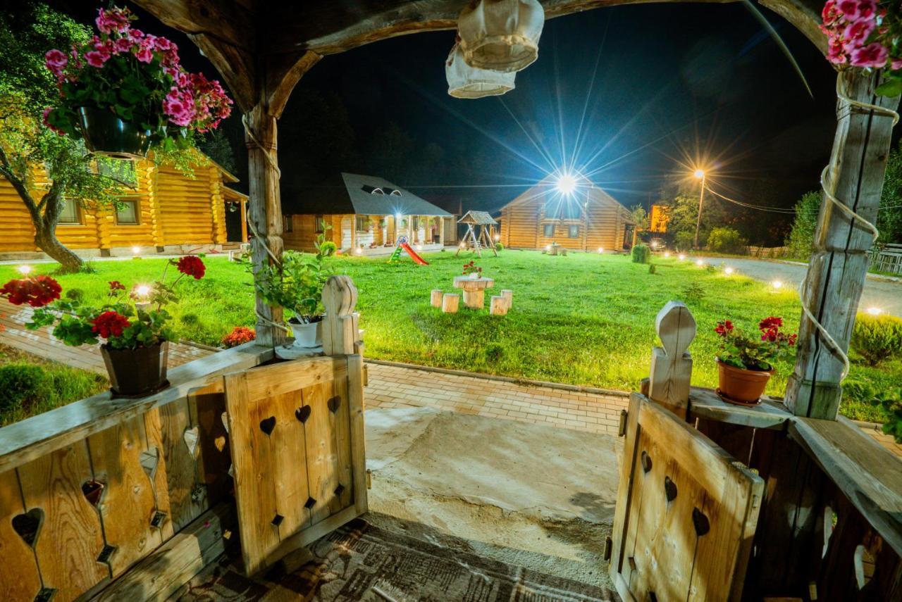 Casutele Din Moisei Hotel Buitenkant foto