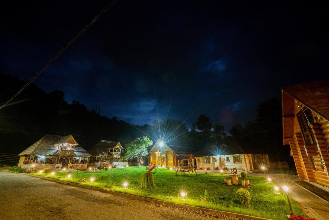 Casutele Din Moisei Hotel Buitenkant foto