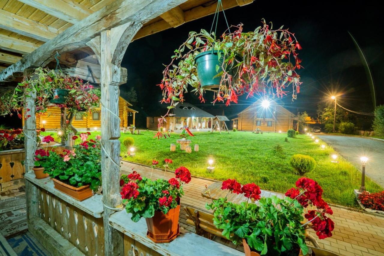 Casutele Din Moisei Hotel Buitenkant foto