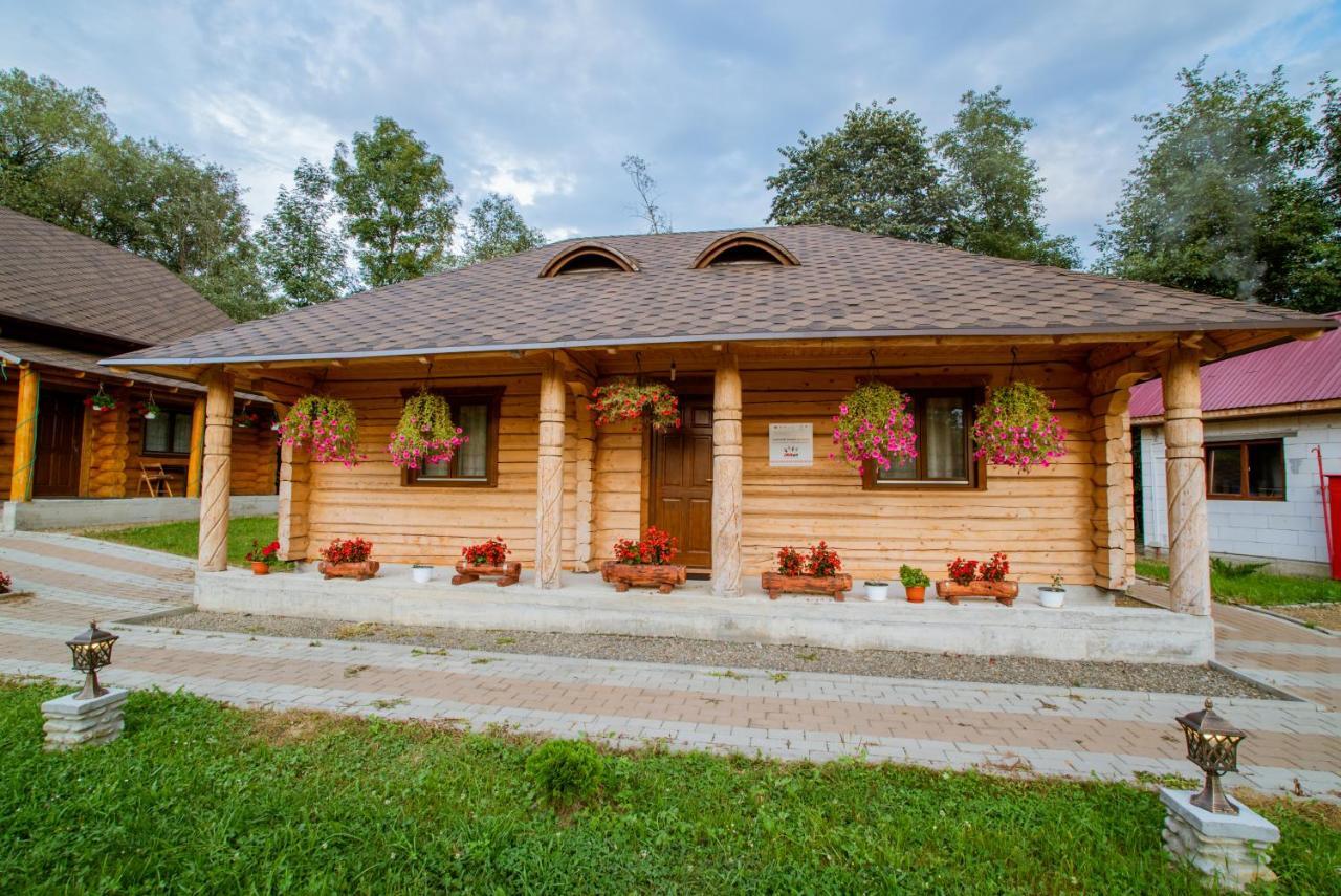 Casutele Din Moisei Hotel Buitenkant foto
