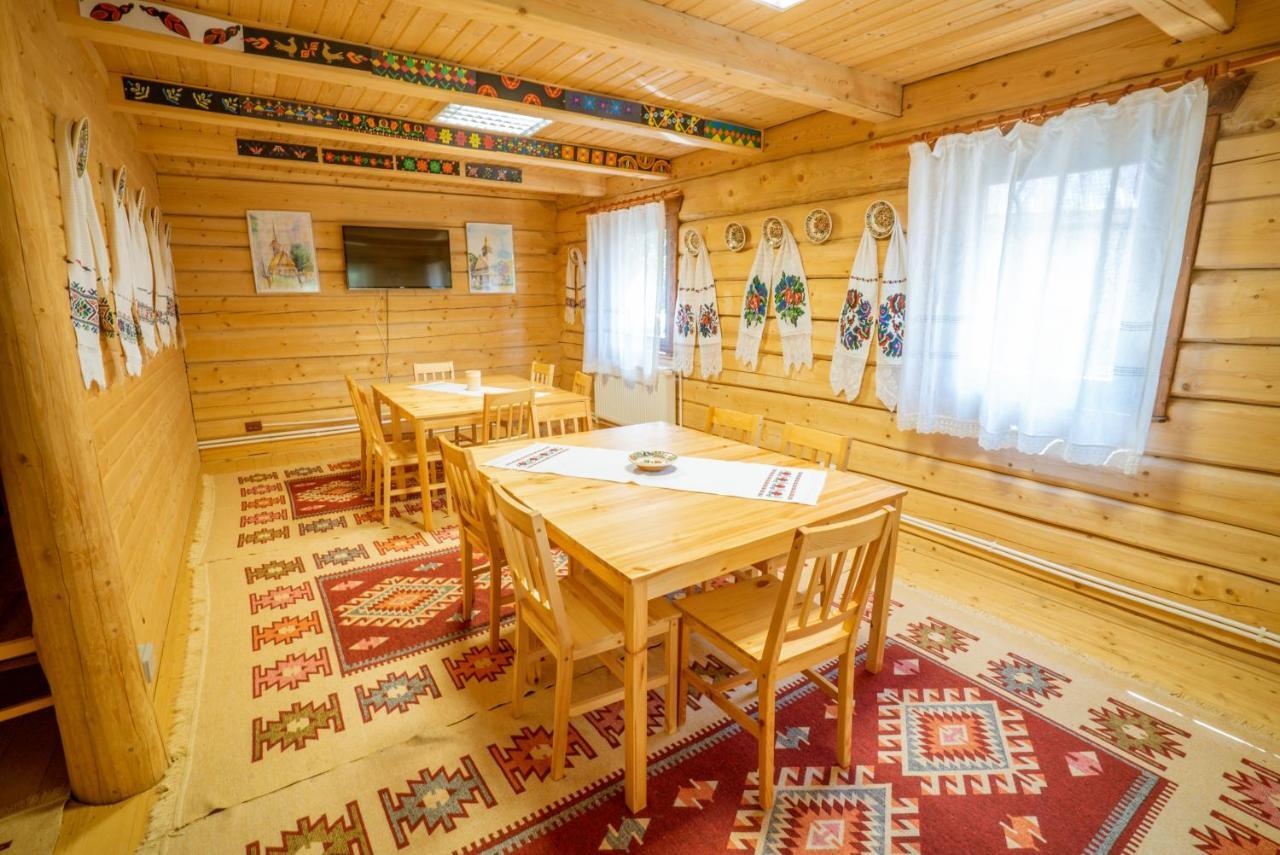 Casutele Din Moisei Hotel Buitenkant foto