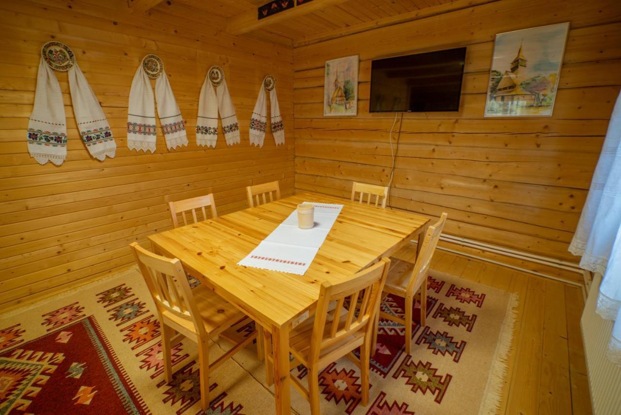 Casutele Din Moisei Hotel Buitenkant foto